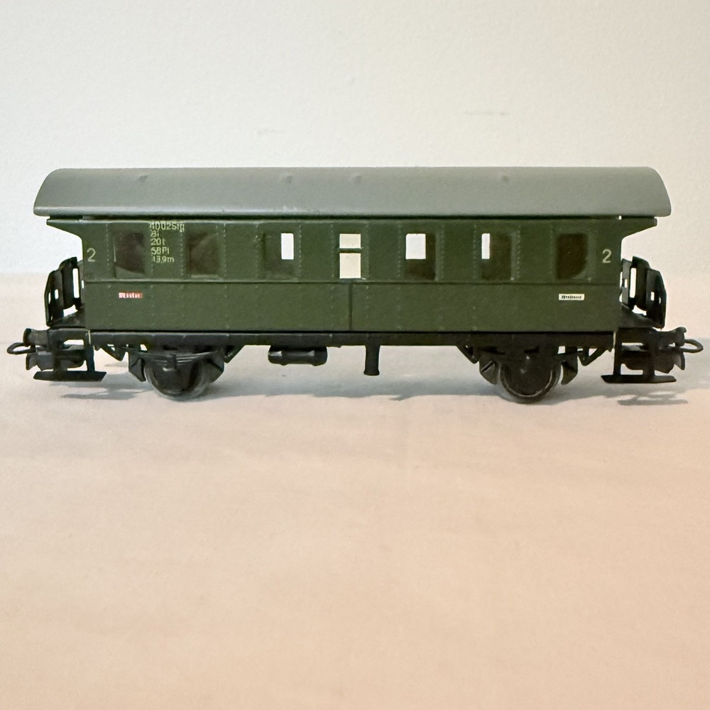 Marklin 4002 HO Scale SBB 2nd Class Passenger Coach Vintage Tin Plate Car